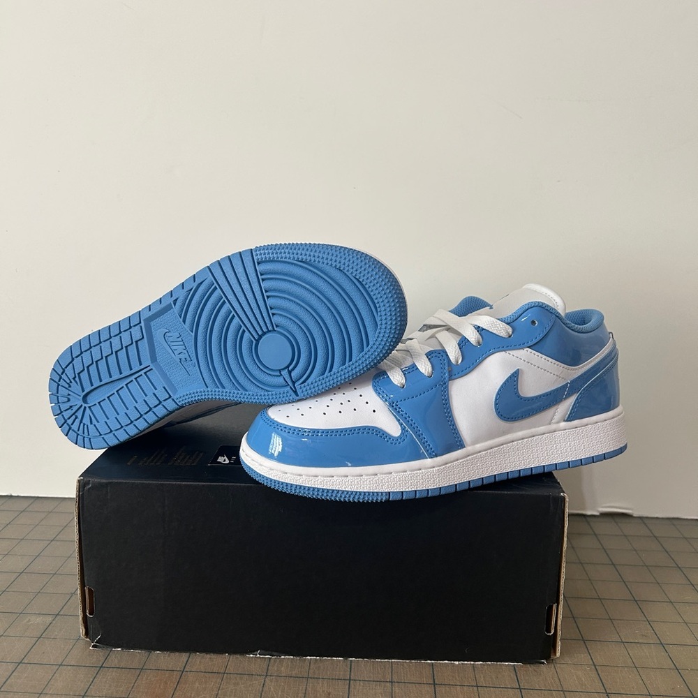 Air Jordan 1 Low GS ‘UNC Patent’ - Picture 5 of 6